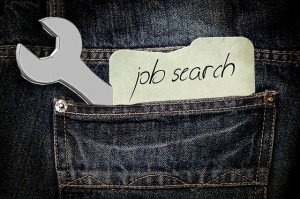 Zettel mit Schrift "job search" in Hosentasche