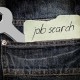 Zettel mit Schrift "job search" in Hosentasche